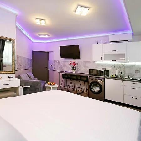 Deluxe 3 Center